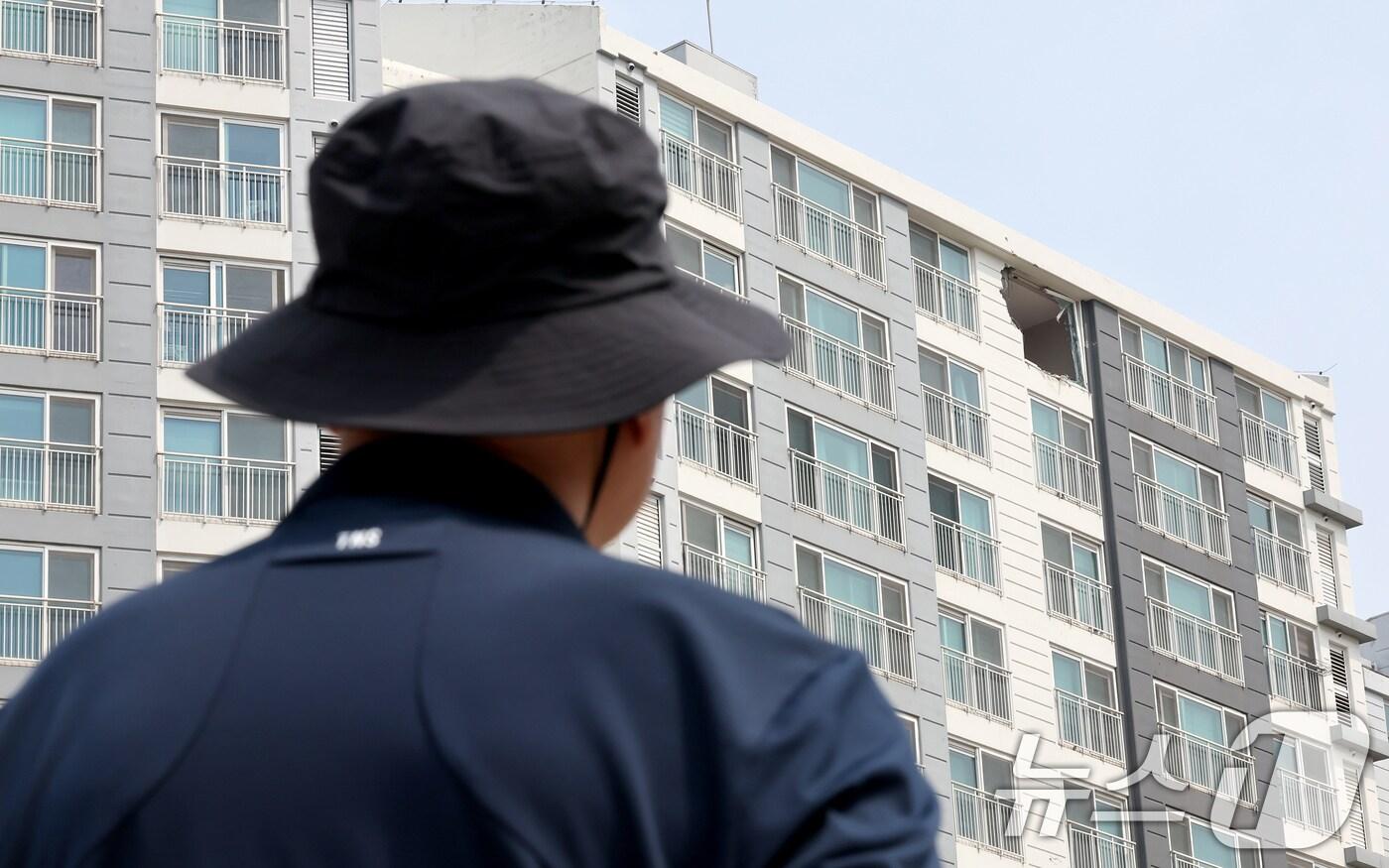 7일 오전 경기 용인시 기흥구 서천동 인덕원~동탄 복선 전철 제10공구 노반신설 기타공사 현장 천공기 사고 피해 아파트 벽면이 파손돼 있다. 지난 5일 오후 10시 13분께 공사 현장에 설치된 천공기가 아파트를 덮치는 사고가 발생, 인명 피해는 발생하지 않았지만 아파트 주민들이 대피하는 등 불편을 겪고 있는 상태다. 2025.6.7/뉴스1 ⓒ News1 장수영 기자