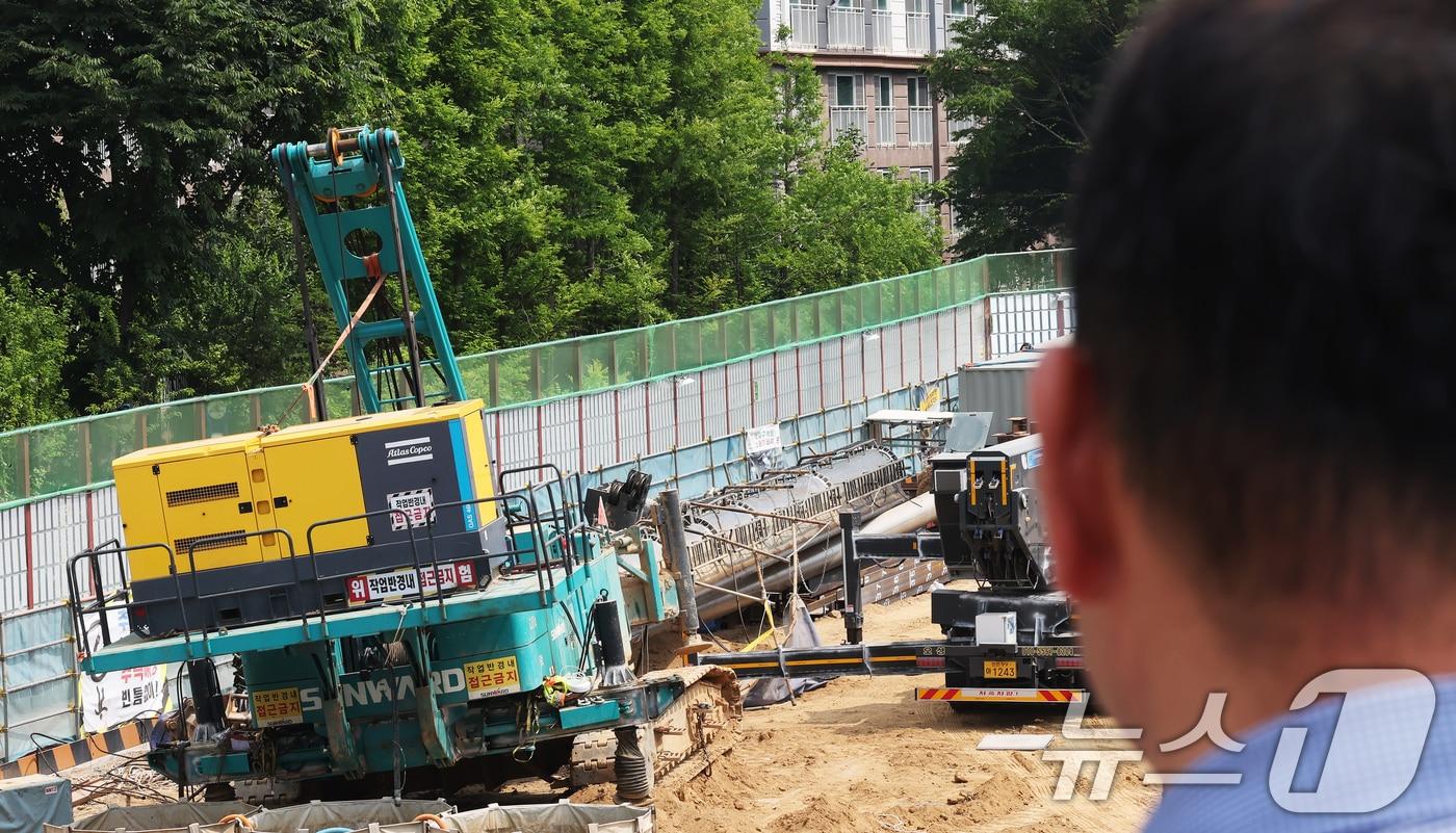 7일 오전 경기 용인시 기흥구 서천동 인덕원~동탄 복선 전철 제10공구 노반신설 기타공사 현장에서 아파트 쪽으로 넘어졌던 '천공기'가 분리된 채 정리돼 있다. 지난 5일 오후 10시 13분께 공사 현장에 설치된 천공기가 아파트를 덮치는 사고가 발생, 인명 피해는 발생하지 않았지만 아파트 주민들이 대피하는 등 불편을 겪고 있는 상태다. 2025.6.7/뉴스1 ⓒ News1 장수영 기자