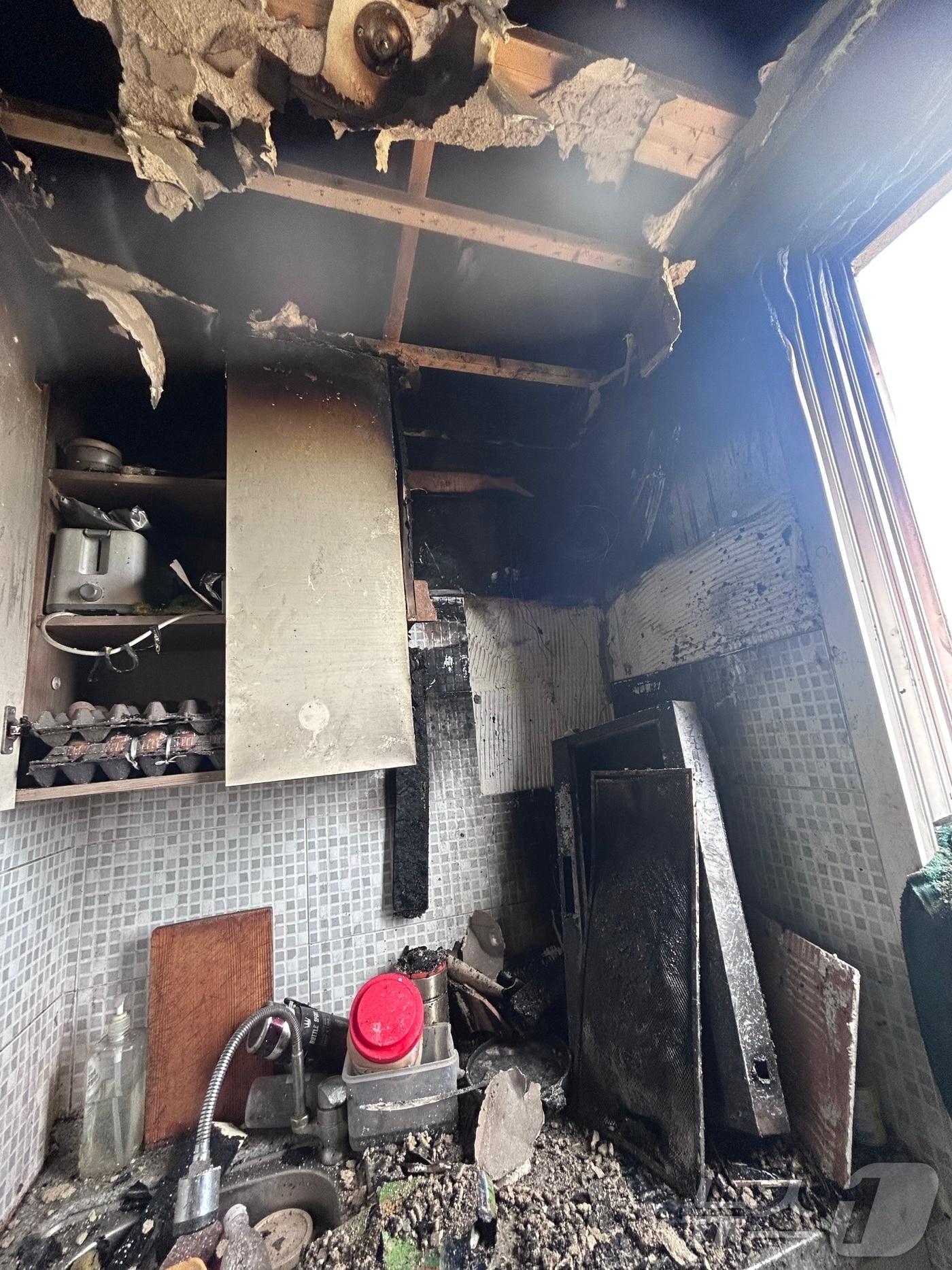 본문 이미지 - 7일 오전 7시 38분쯤 나주 왕곡면 덕산리 한 원룸 주방에서 불이 났다.(나주소방서 제공. 재배포 및 DB 금지) 2025.6.7/뉴스1