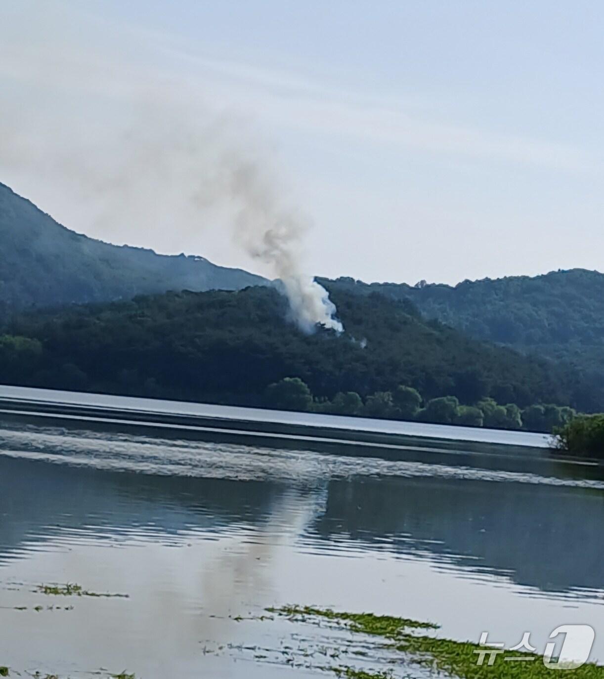 본문 이미지 - 7일 오전 8시35분께 전북 고창군 공읍면의 한 야산에서 불이 나 1시간 20여분 만에 꺼졌다.&#40;산림당국 제공. 재판매 및 DB금지&#41;2025.6.7/뉴스1