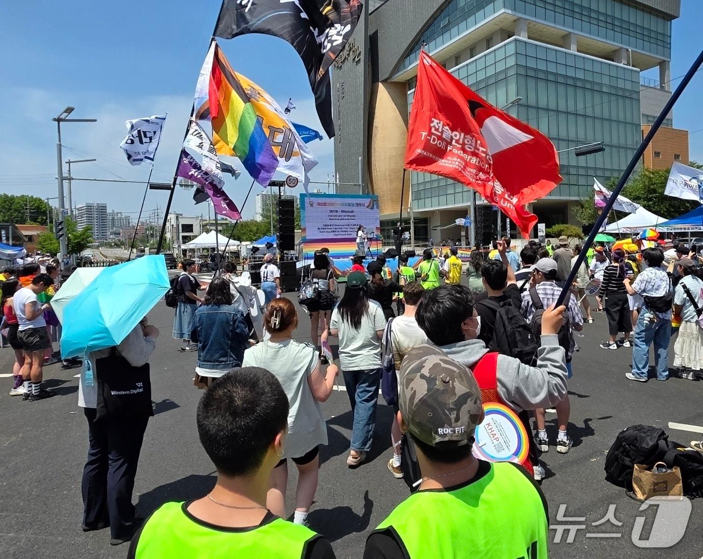 본문 이미지 - 7일 대전 동구 소제동 일원에서 개최된 제2회 대전퀴어문화축제에서 참가자들이 깃발을 흔들고 있다. /뉴스1