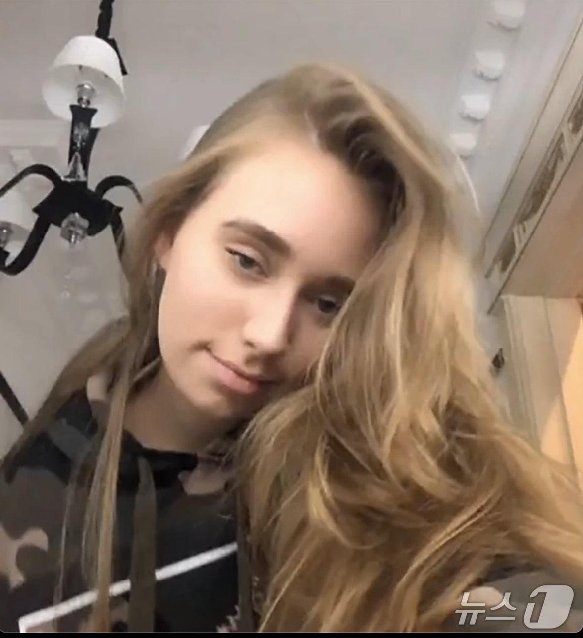 본문 이미지 - 블라디미르 푸틴 러시아 대통령의 딸로 알려진 여성의 사진. <출처=더타임스 캡처>