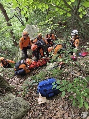본문 이미지 - 서산 팔봉산에서 추락한 40대 남성 구조하는 소방대원들.(서산소방서 제공. 재판매 및 DB금지)