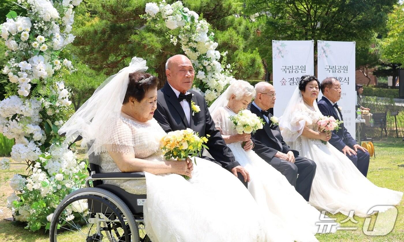국립공원공단 팔공산국립공원동부사무소에서 7일 국가를 위해 헌신한 국가유공자 부부 3쌍이 늦깍이 결혼식을 올렸다.&#40;국립공원공단 제공· 재판매 및 DB금지&#41; 2025.6.7/뉴스1