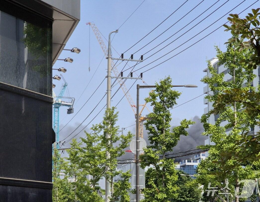 본문 이미지 -  서울 영등포구 문래동 3에 있는 공장에서 화재가 발생해 연기가 솟은 모습(독자 제공)