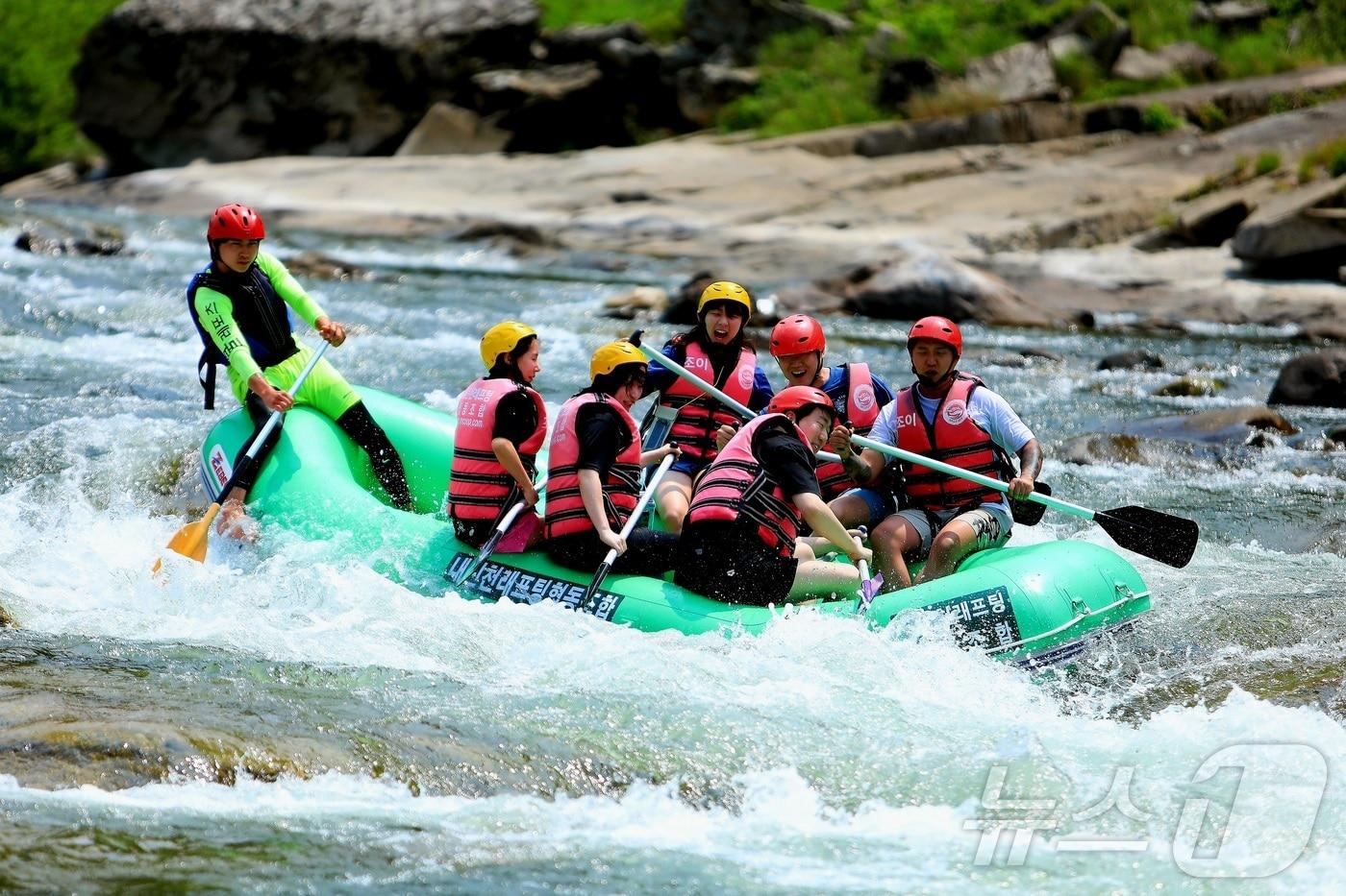 7일 강원 인제 기린면 북리 내린천을 찾은 관광객들이 올해 첫 래프팅을 하며 즐거운 시간을 보내고 있다.(인제군 제공. 재판매 및 DB금지) 2025.6.7/뉴스1 ⓒ News1 한귀섭 기자