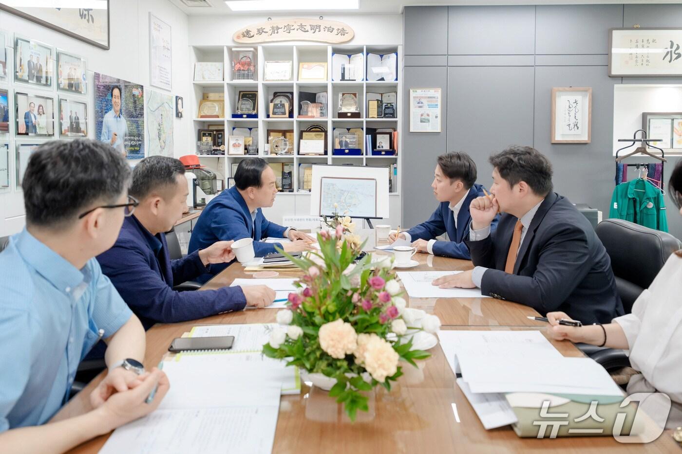 이권재 경기 오산시장&#40;사진 왼쪽 첫번째&#41;이 동탄2신도시 내 초대형 물류센터 건립 계획과 관련해 이준석 개혁신당 국회의원&#40;사진 오른쪽 첫번째&#41;과 대응 방안을 논의하고 있다&#40;오산시 제공&#41;