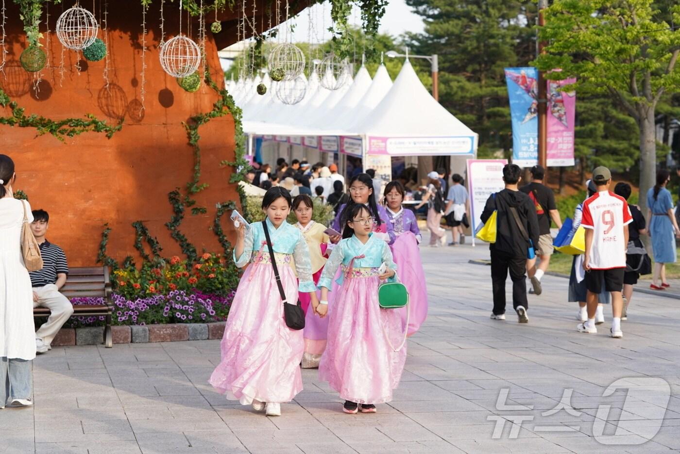 7일 독립기념관에서 열리고 있는 '천안 K-컬처박람회'에 한복을 입고 방문한 관람객이 축제를 즐기고 있다. (천안시청 제공. 재판매 및 DB금지) 2025.6.7/뉴스1 ⓒ News1 이시우 기자