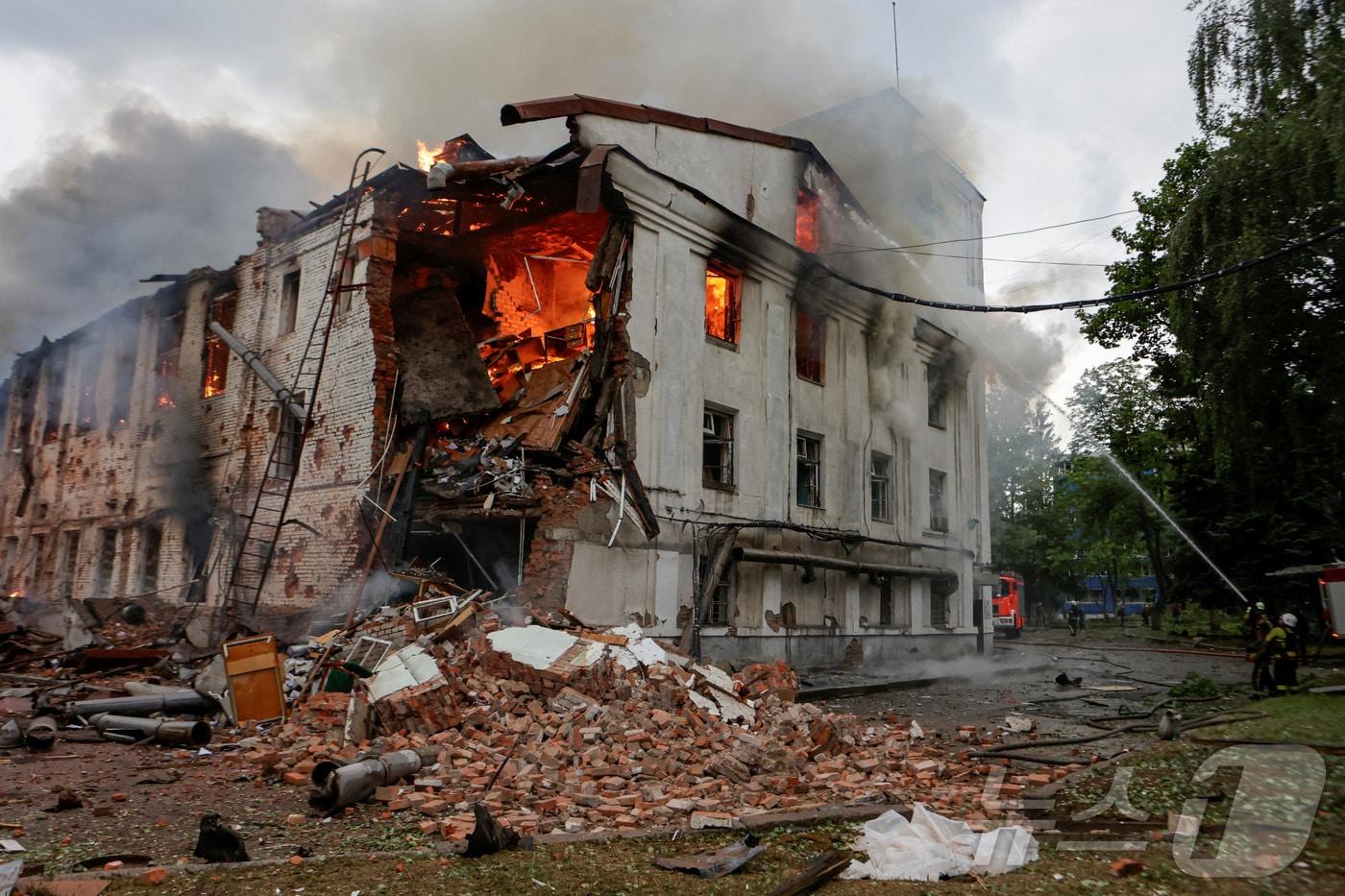 우크라이나 하르키우에서 소방관들이 러시아 드론 공격을 받은 건물의 화재를 진압하고 있다. 2025.6.7 ⓒ 로이터=뉴스1 ⓒ News1 강민경 기자