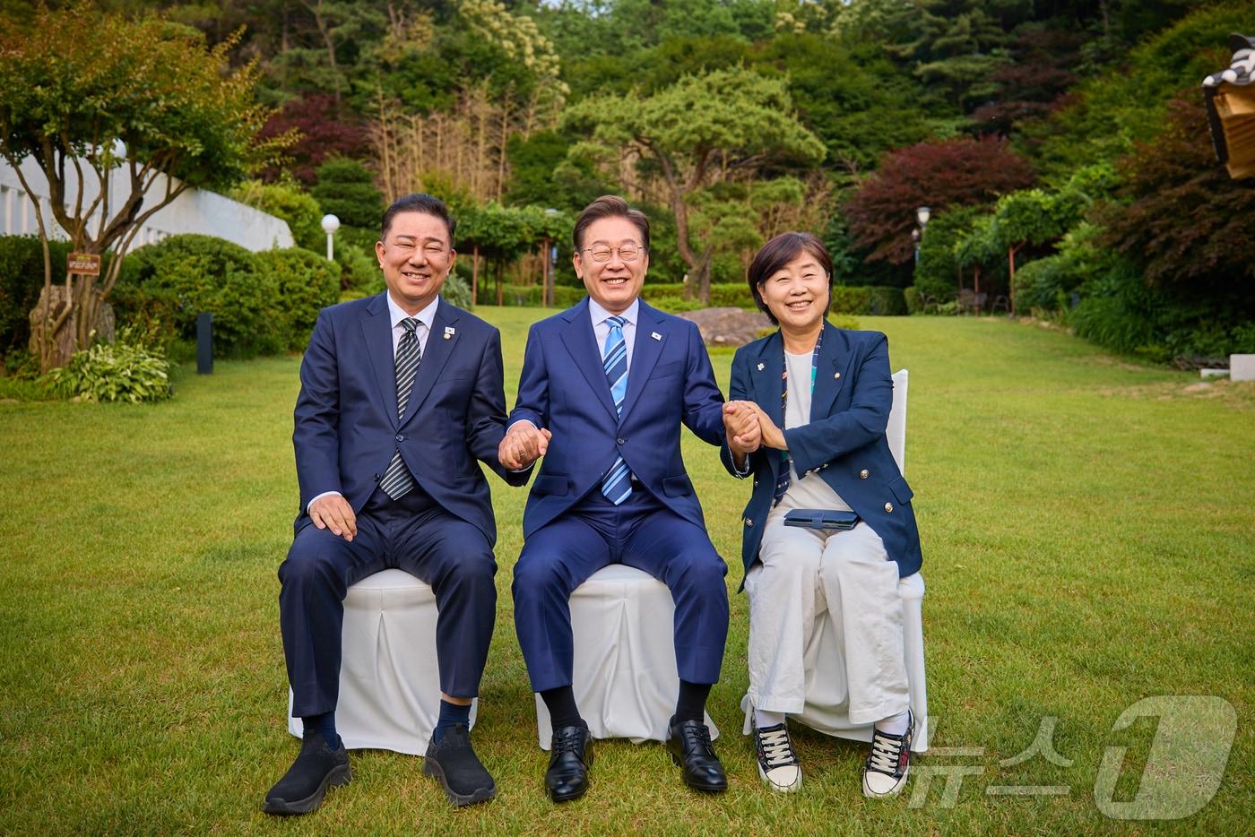 이재명 대통령이 7일 서울 한남동 관저에서 열린 더불어민주당 1·2기 지도부 초청 만찬에서 차기 원내대표 선거에 출사표를 던진 김병기(왼쪽), 서영교 의원과 기념촬영을 하고 있다. (대통령실 제공. 재판매 및 DB 금지) 2025.6.7/뉴스1 ⓒ News1 허경 기자