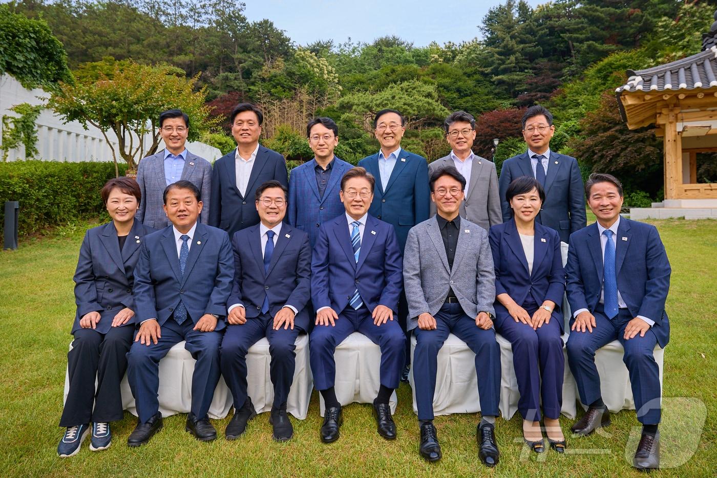 이재명 대통령이 7일 서울 한남동 관저에서 더불어민주당 1·2기 지도부 등 의원들을 초청해 가진 만찬에 앞서 기념촬영을 하고 있다. &#40;대통령실 제공. 재판매 및 DB 금지&#41; 2025.6.7/뉴스1 ⓒ News1 허경 기자