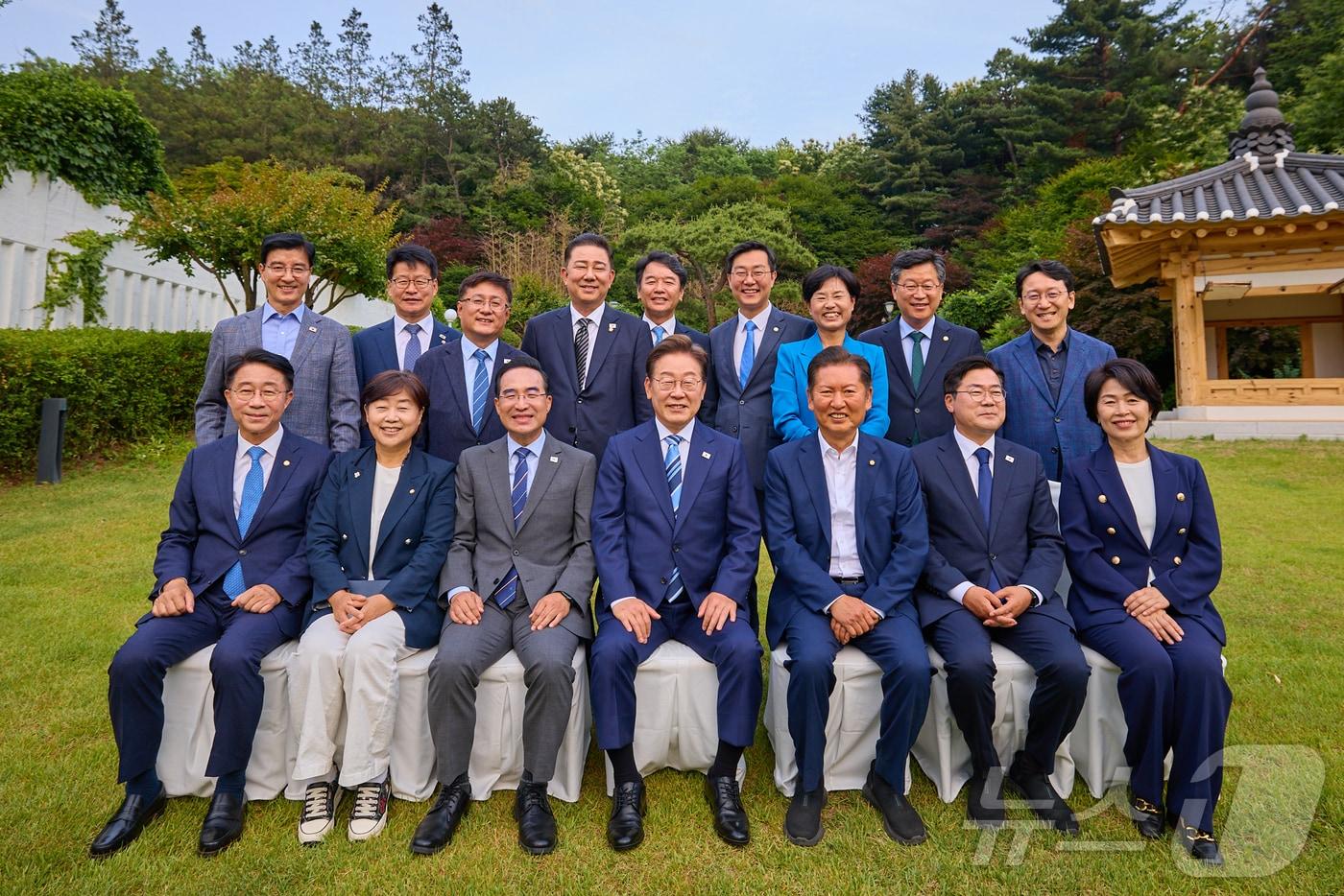 이재명 대통령이 7일 서울 한남동 관저에서 더불어민주당 1·2기 지도부 등 의원들을 초청해 가진 만찬에 앞서 기념촬영을 하고 있다. (대통령실 제공. 재판매 및 DB 금지) 2025.6.7/뉴스1 ⓒ News1 허경 기자