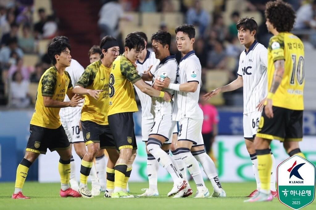 본문 이미지 - K리그2 전남 드래곤즈와 서울이랜드FC가 1-1로 비겼다. (한국프로축구연맹 제공)