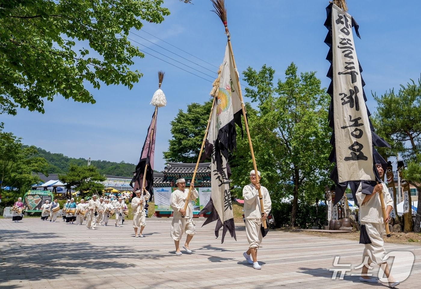 '2025 증평들노래축제'가 열리고 있는 7일 전통 농경문화의 진수를 보여주는 '장뜰두레농요'를 시연하고 있다.(증평군 제공, 재판매 및 DB금지)/뉴스1