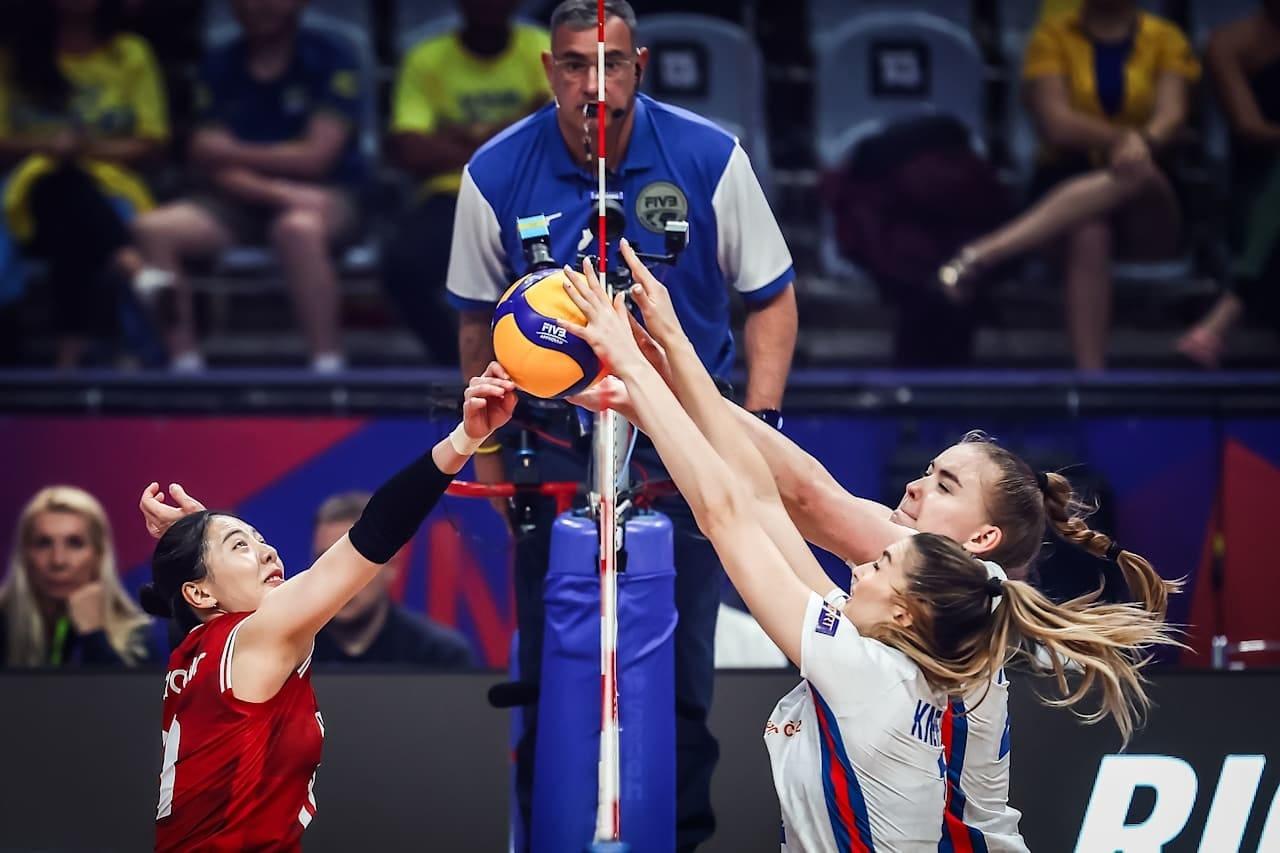 본문 이미지 -  체코를 상대로 VNL 3차전을 치르고 있는 한국여자배구대표팀(VNL 제공)