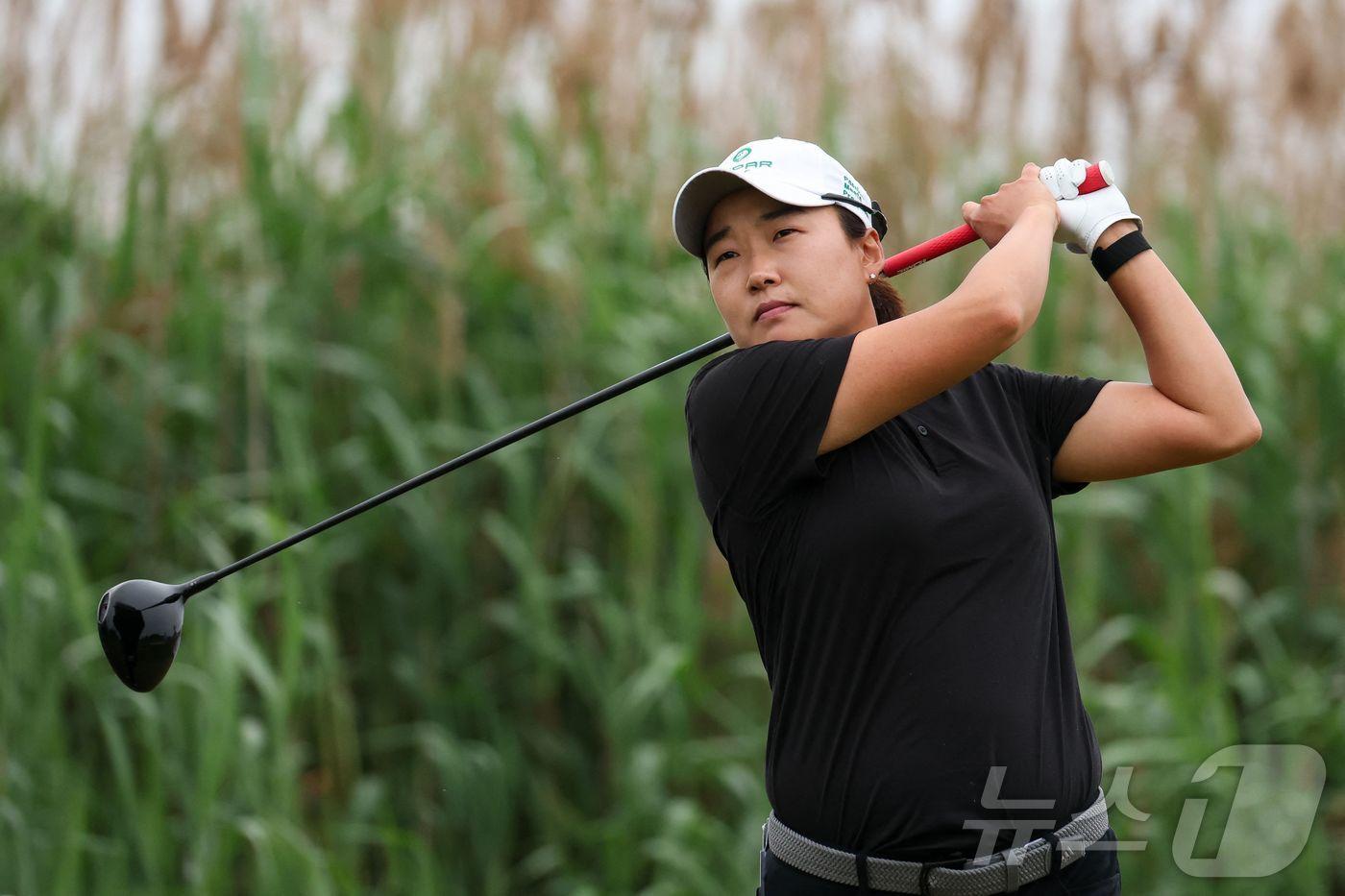 이일희가 8일&#40;한국시간&#41; 열린 LPGA투어 숍라이트 클래식 2라운드에서 3타를 줄이며 중간합계 11언더파 131타로 단독 선두에 올랐다. ⓒ AFP=뉴스1