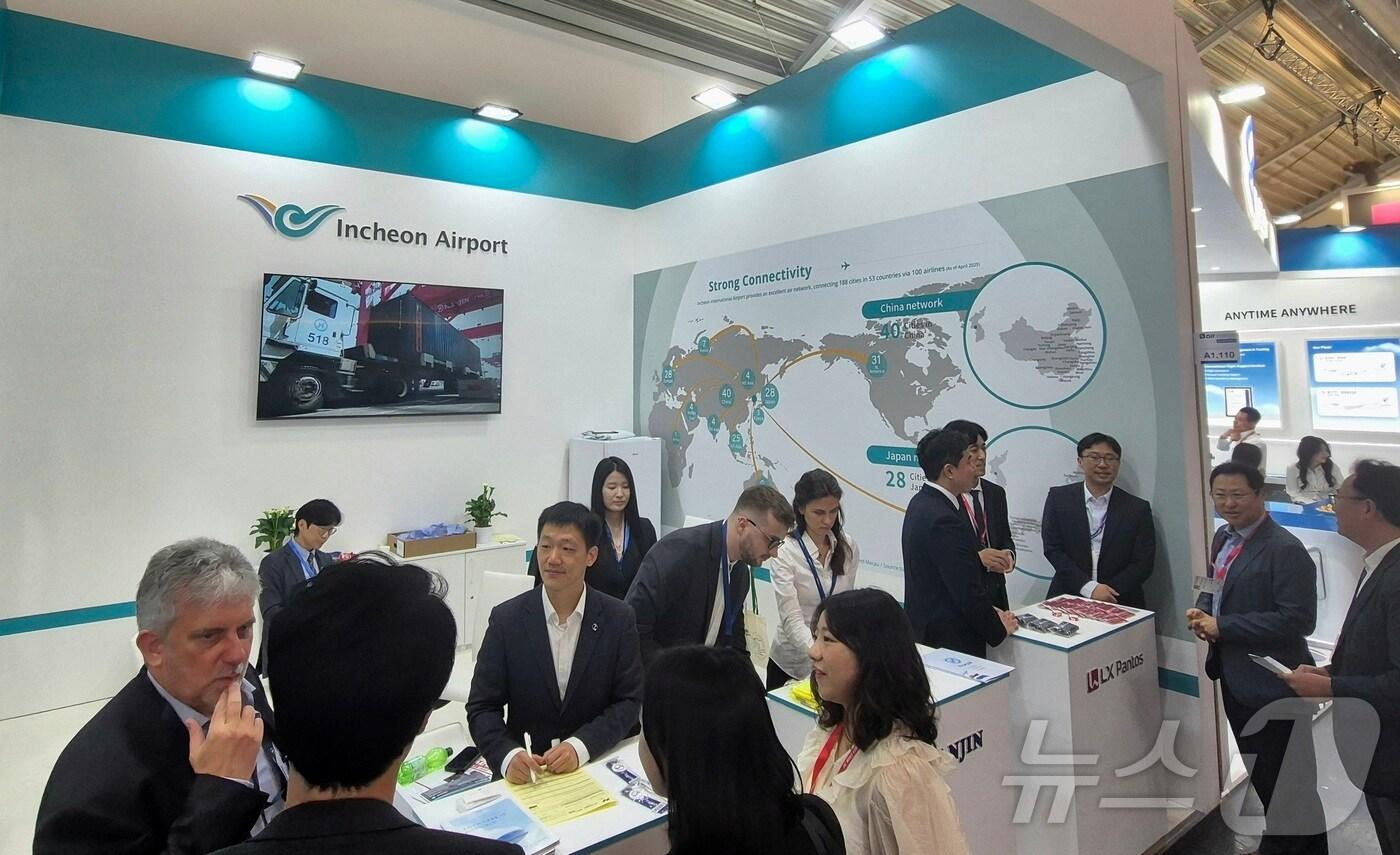 인천국제공항공사(사장 이학재)는 독일 뮌헨에서 개최된 세계 최대 규모 항공화물 전시회인 ‘에어카고 유럽 2025(Air Cargo Europe 2025)’에 참가해 항공화물 허브로서 인천공항의 경쟁력을 글로벌 시장에 홍보했다고 8일 밝혔다.  (인천국제공항공사 제공. 재판매 및 DB 금지) 2025.6.8/뉴스1