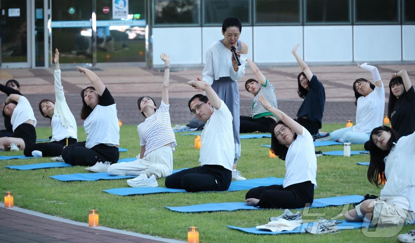 본문 이미지 - 박희조 대전 동구청장이 지난 5일 구청 잔디광장에서 영유아 부모들과 야간 힐링 프로그램 ‘달빛 인생 요가’에 참가해 요가를 하고 했다. (대전동구 제공. 재판매 및 DB 금지)2025.6.8 ⓒ 뉴스1 이동원 기자