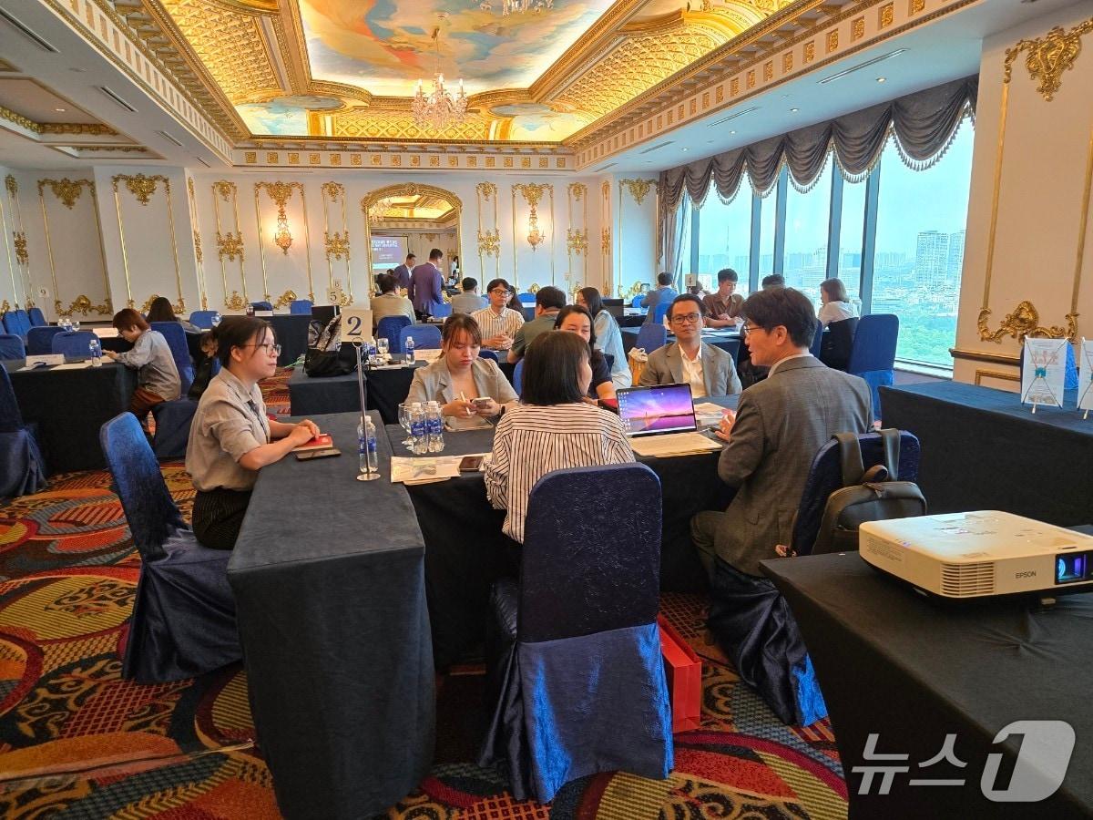 본문 이미지 - 광주 북구가 파견한 &#39;2025 광융합무역촉진단&#39;이 베트남 하노이에서 수출 관련 상담을 진행하고 있다.&#40;광주 북구 제공. 재판매 및 DB 금지&#41;