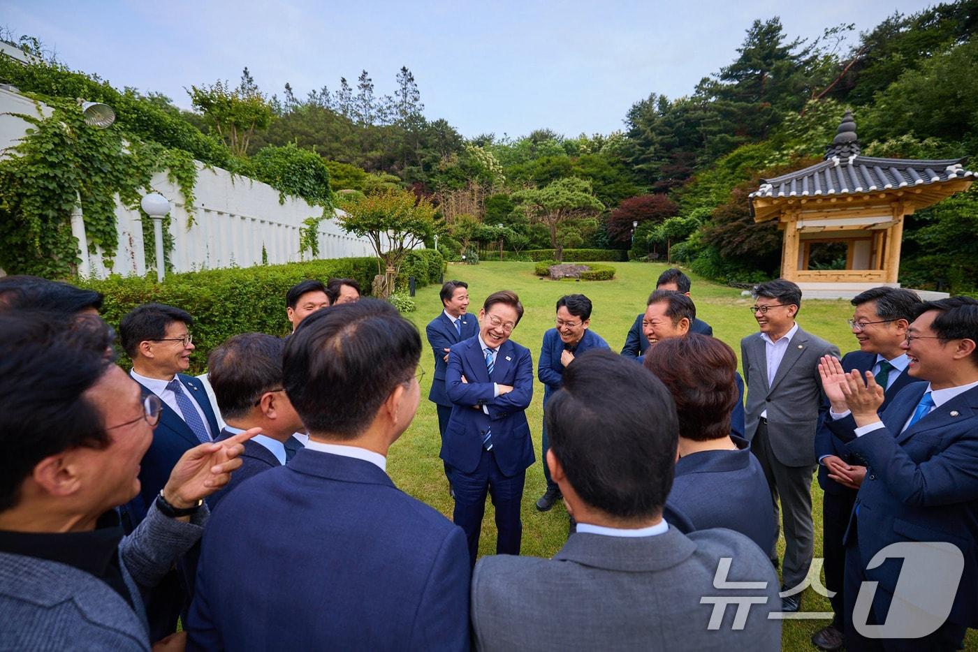 이재명 대통령이 서울 한남동 관저에서 만찬에 참석한 더불어민주당 1·2기 지도부 등 의원들과 대화하고 있다. (이재명 대통령 SNS 캡처. 재판매 및 DB 금지) 2025.6.8/뉴스1 ⓒ News1 박지혜 기자