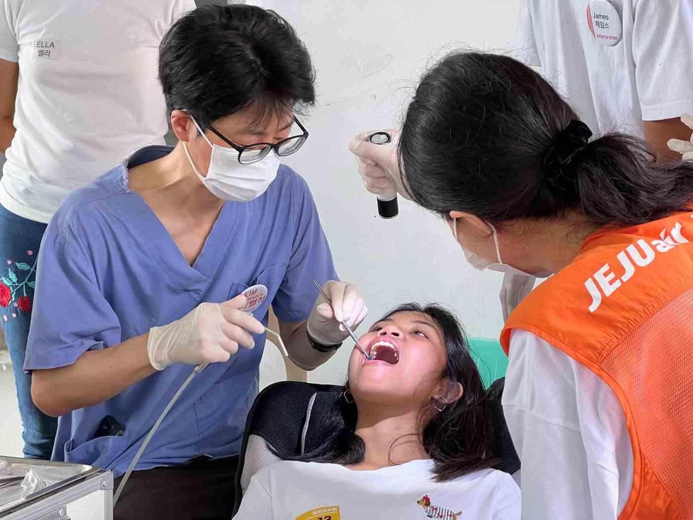 본문 이미지 - 자원봉사자들이 필리핀 세부에서 주민들을 진료하고 있다(제주항공 제공)