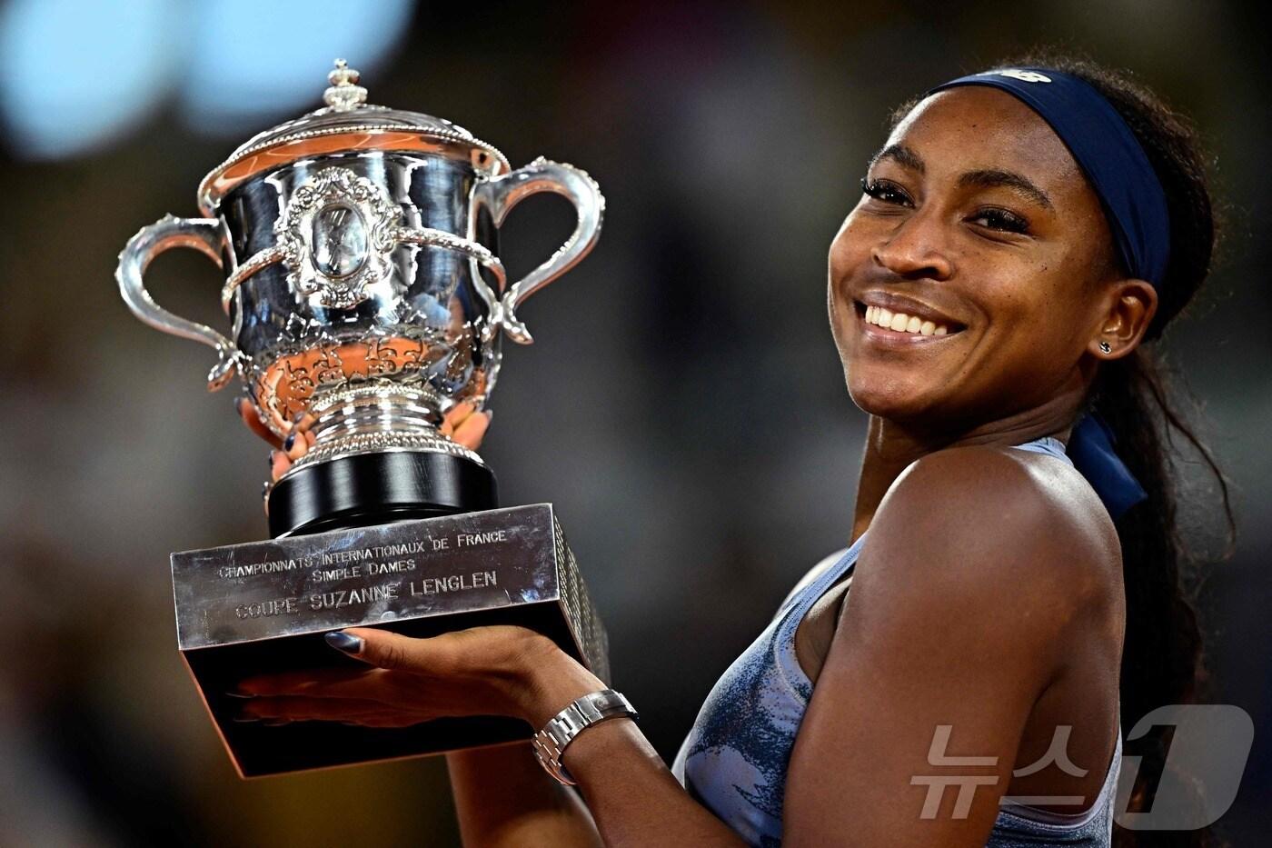 코코 고프가 7일(현지시간) 열린 2025 프랑스오픈 여자단식 결승에서 아리나 사발렌카에 2-1로 역전승하고 우승컵을 들었다. ⓒ AFP=뉴스1