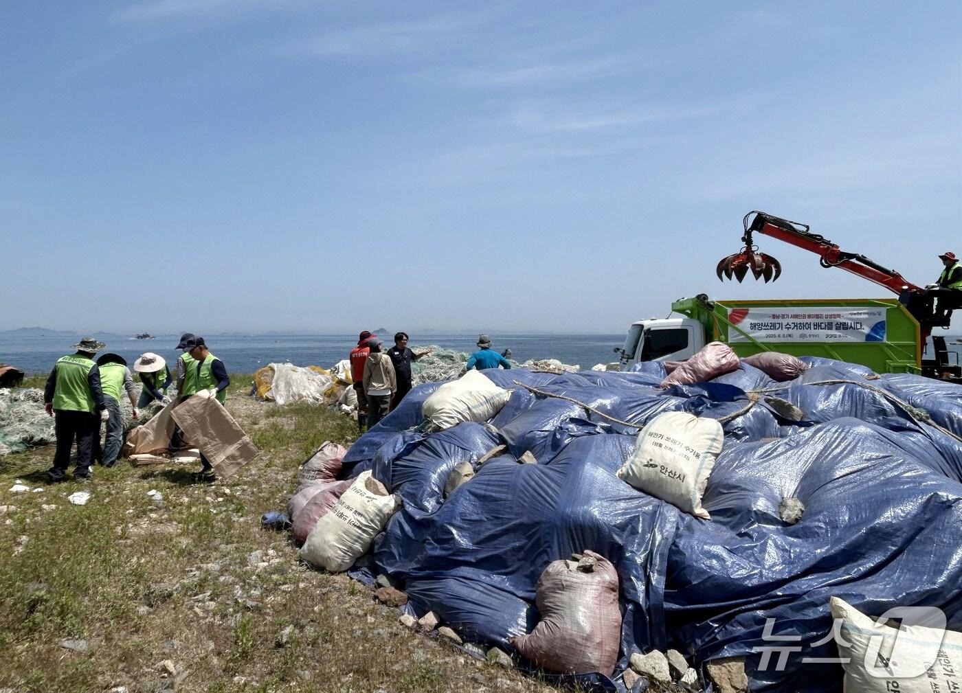 본문 이미지 - 충남도는 지난 5일 안산 풍도에서 경기도와 함께 ‘서해안권 깨끗한 해양환경 조성’을 위한 해양 쓰레기 공동 수거 활동을 진행했다. (충남도 제공. 재판매 및 DB 금지)2025.6.8/뉴스1