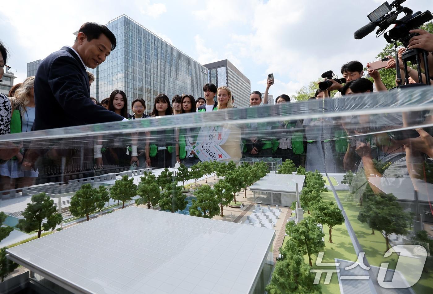 오세훈 서울시장이 지난 6월 8일 서울 종로구 광화문광장에서 유엔참전국 후손 교류캠프 참가자들을 초청해 감사의 정원 의미를 설명하고 있다. 2025.6.8/뉴스1 ⓒ News1 이동해 기자