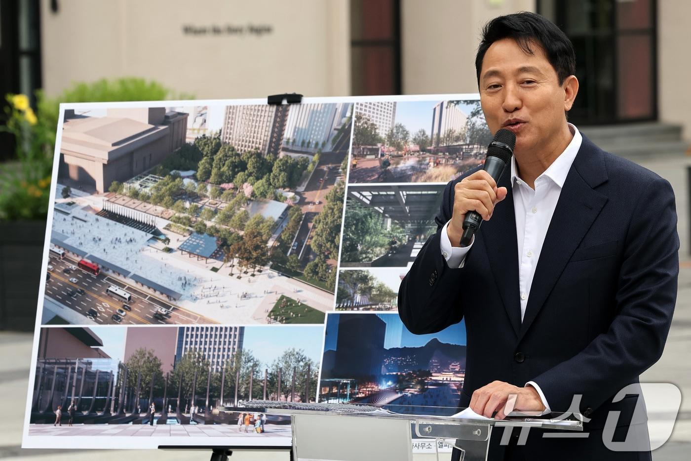 오세훈 서울시장이 8일 서울 종로구 광화문광장에서 유엔참전국 후손 교류캠프 참가자들을 초청해 감사의 정원 의미를 설명하고 있다. 2025.6.8/뉴스1 ⓒ News1 이동해 기자