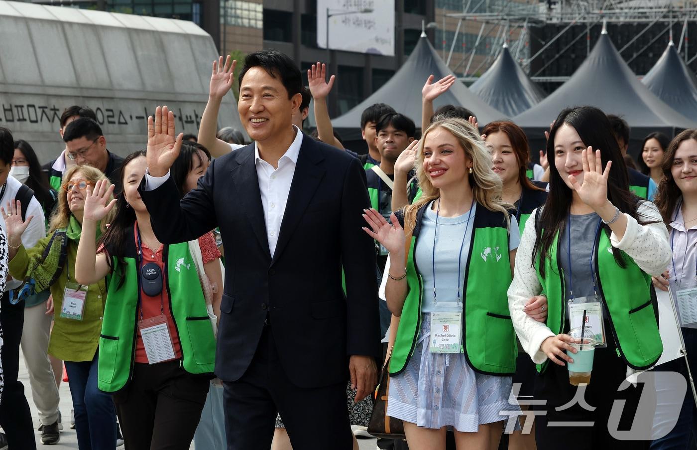 오세훈 서울시장이 8일 서울 종로구 광화문광장에서 유엔참전국 후손 교류캠프 참가자들과 손을 흔들고 있다. 2025.6.8/뉴스1 ⓒ News1 이동해 기자