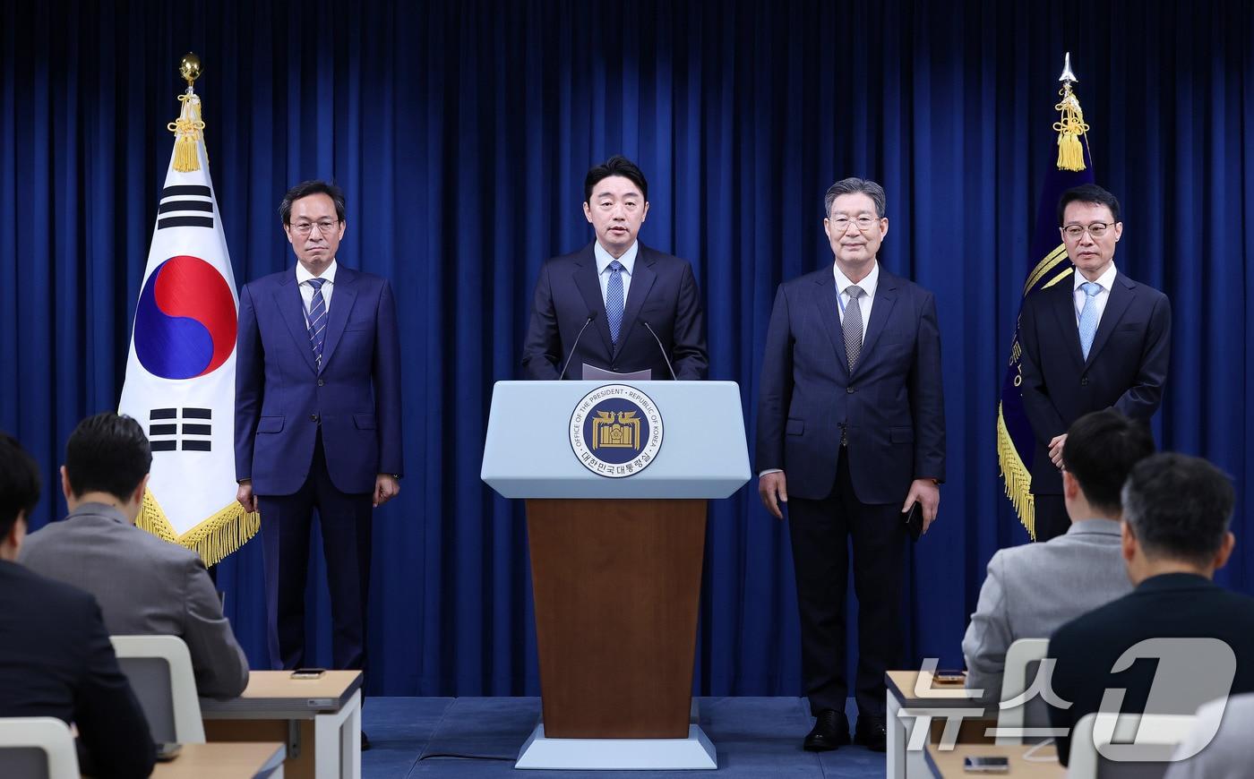 강훈식 대통령 비서실장이 8일 서울 용산구 대통령실 청사에서 수석급 인선 발표를 하고 있다. 이재명 대통령은 대통령실 정무수석비서관에 우상호 전 더불어민주당 의원을, 민정수석비서관과 홍보수석비서관에 오광수 대륙아주 변호사와 이규연 전 JTBC 대표를 임명했다고 강 비서실장이 이날 브리핑을 통해 밝혔다. 왼쪽부터 우상호 정무수석, 강훈식 비서실장, 오광수 민정수석, 이규연 홍보수석. 2025.6.8/뉴스1 ⓒ News1 박지혜 기자