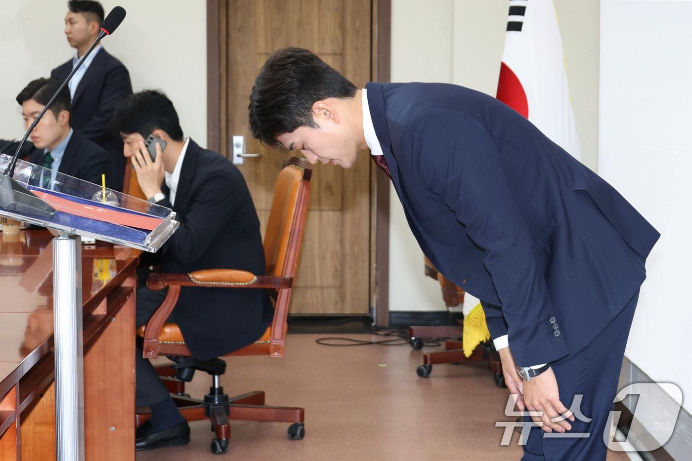 김용태 국민의힘 비상대책위원장이 8일 오전 서울 여의도 국회에서 가진 현안 관련 기자회견에 앞서 인사하고 있다. 2025.6.8/뉴스1 ⓒ News1 이광호 기자