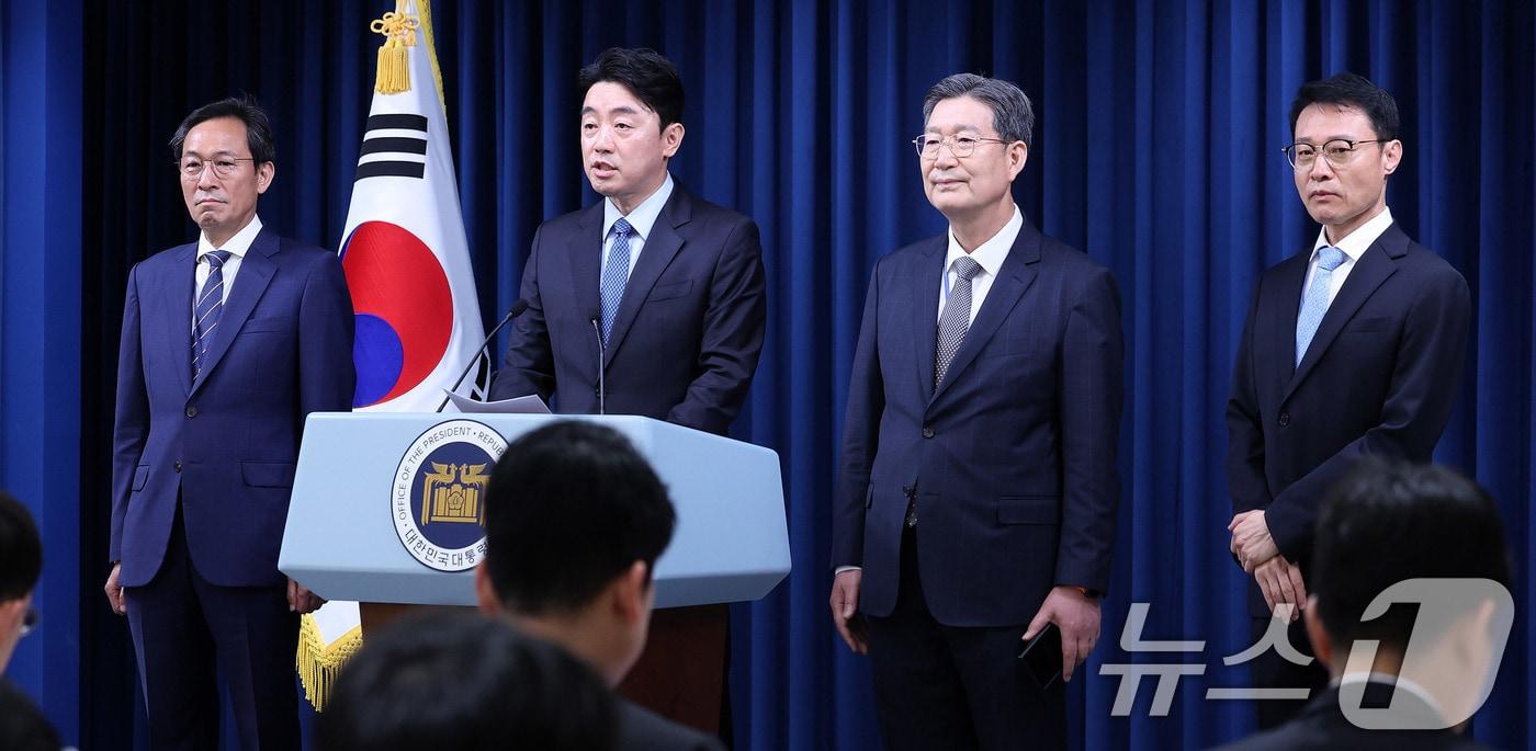 강훈식 대통령 비서실장이 8일 서울 용산구 대통령실 청사에서 수석급 인선 발표를 하고 있다. 이재명 대통령은 대통령실 정무수석비서관에 우상호 전 더불어민주당 의원을, 민정수석비서관과 홍보수석비서관에 오광수 대륙아주 변호사와 이규연 전 JTBC 대표를 임명했다고 강 비서실장이 이날 브리핑을 통해 밝혔다. 왼쪽부터 우상호 정무수석, 강훈식 비서실장, 오광수 민정수석, 이규연 홍보수석. 2025.6.8/뉴스1 ⓒ News1 박지혜 기자