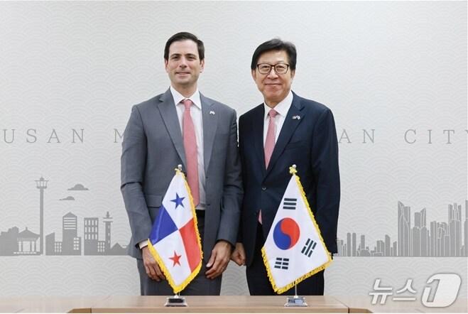 본문 이미지 - 박형준 부산시장과 디에고 비야누에바 주한 파나마 대사(왼쪽)가 접견한 뒤 기념사진을 찍고 있다.(부산시 제공. 재판매 및 DB 금지)