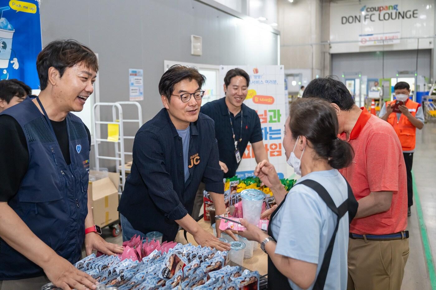 정종철 쿠팡풀필먼트서비스 대표이사가 지난 5일 동탄센터에서 직원들을 격려하고 있다(쿠팡 제공)