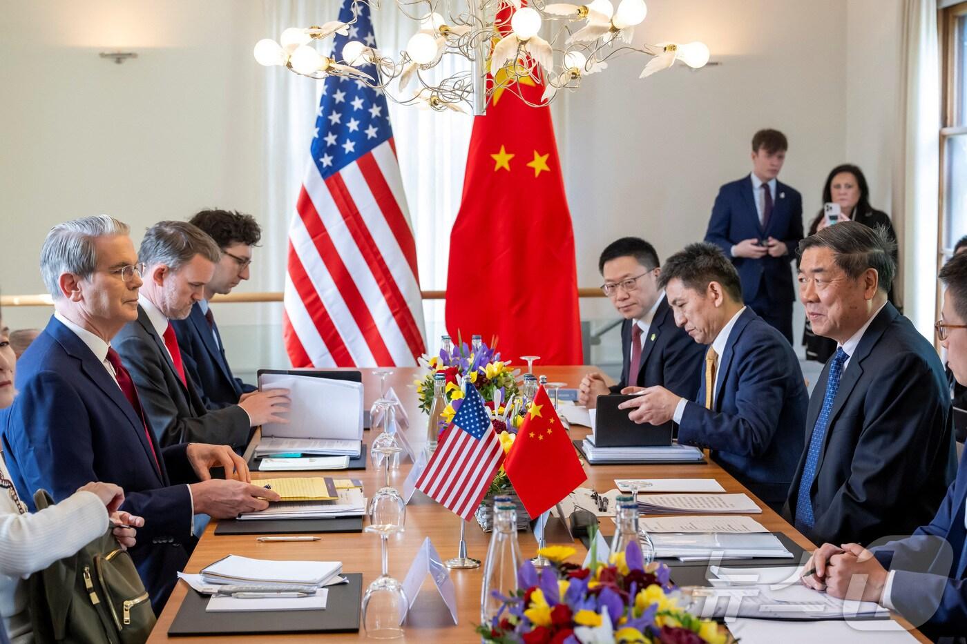 지난 5월 10일 스콧 베센트 미국 재무부 장관, 제이미슨 그리어 미국 무역대표부 대표, 허리펑 중국 부총리, 리청강 중국 국제무역대표부 대표 겸 상무부 부부장이 스위스 제네바에서 미중 양자 고위급 무역 협상을 개최했다. 2025.05.10 ⓒ 로이터=뉴스1 ⓒ News1 정은지 특파원
