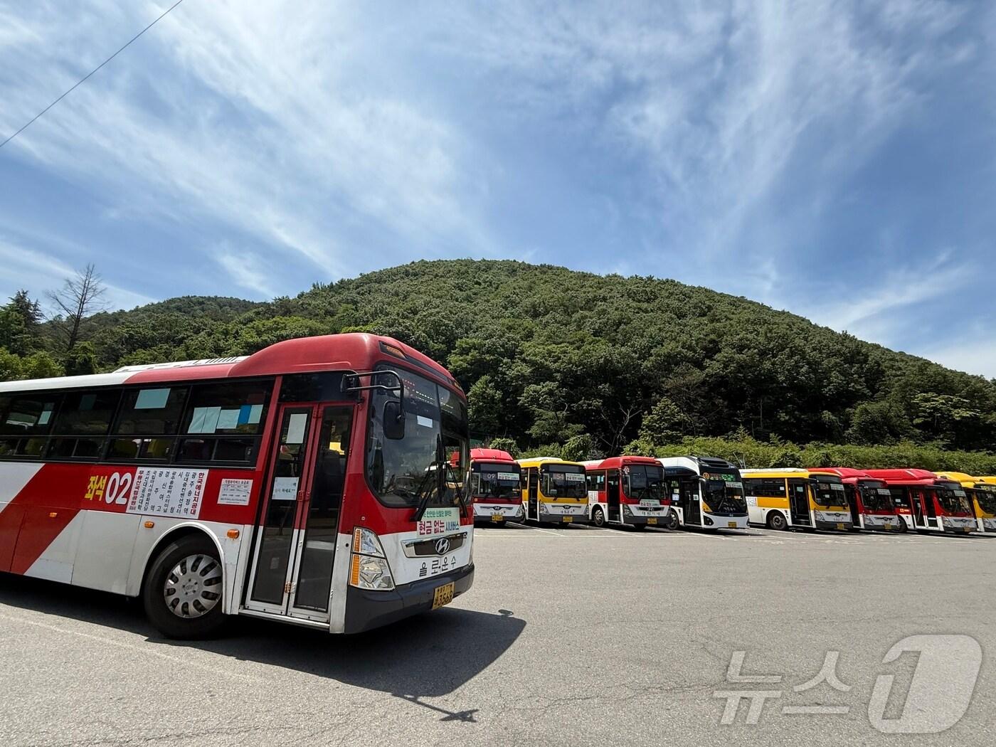 본문 이미지 - 버스노조가 준법투쟁에 돌입한 지 사흘째인 8일 광주 동구 무등산 증심사역 인근 차고지에 시내버스가 대기하고 있다. 2025.6.8/뉴스1 ⓒ News1 김태성 기자