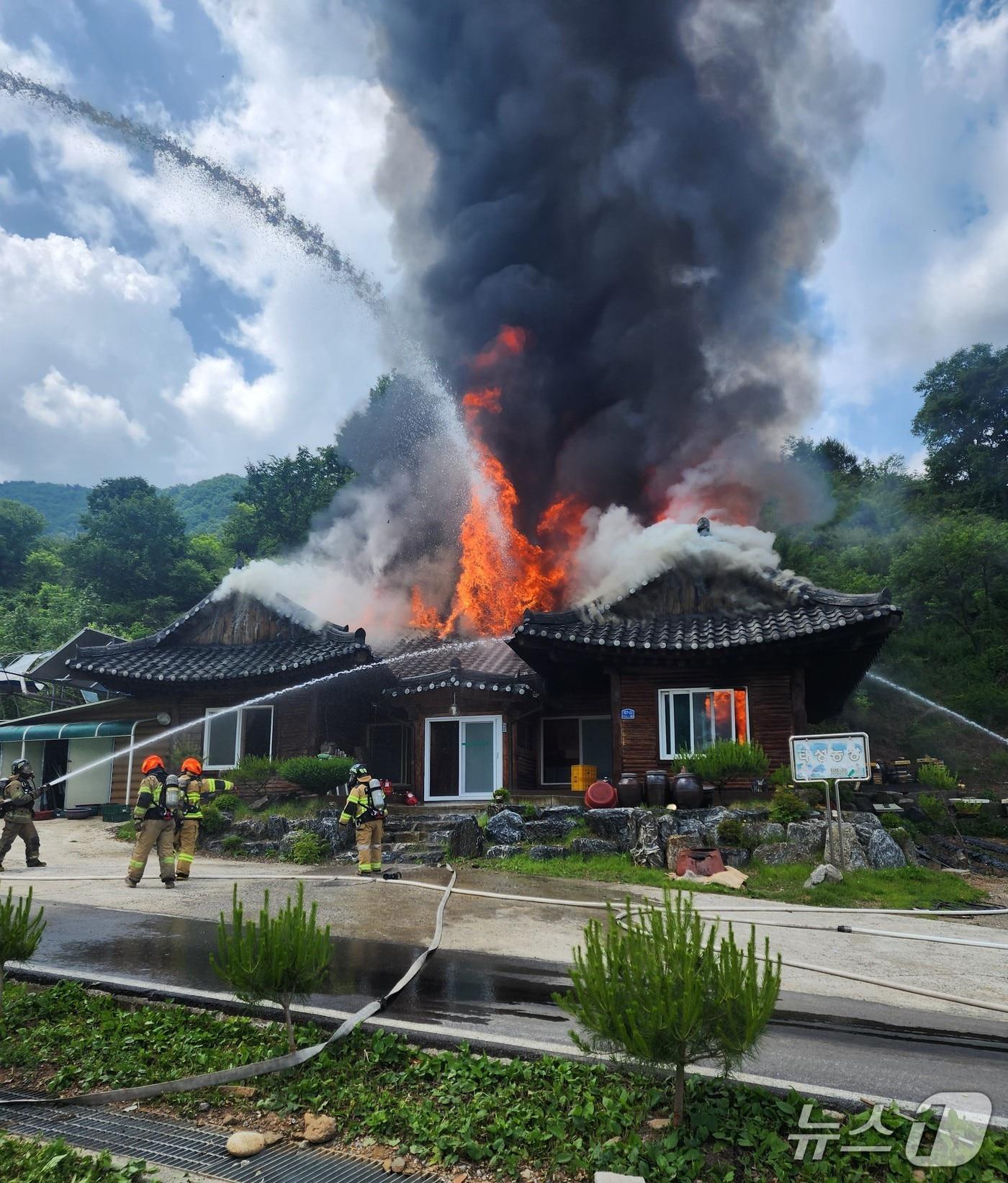 본문 이미지 - 불이 난 단양구 영춘면의 한 한옥 주택.(단양소방서 제공. 재판매 및 DB금지)/뉴스1 