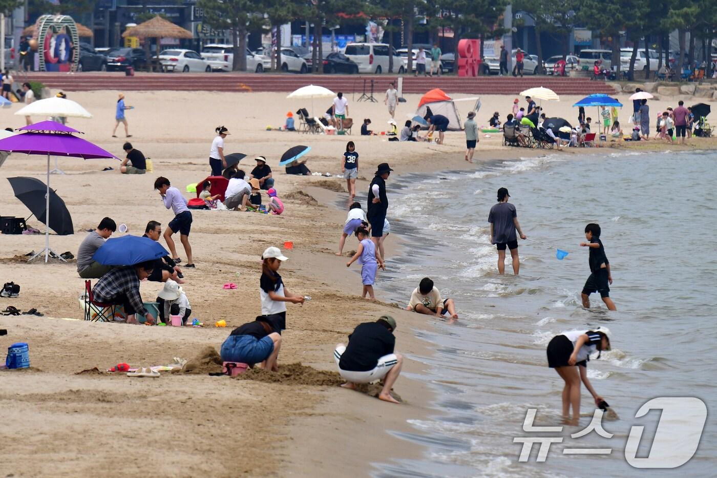 8일 경북 포항시 북구 영일대해수욕장 백사장을 찾은 시민과 관광객들이 더위를 식히고 있다. 2025.6.8/뉴스1 ⓒ News1 최창호 기자