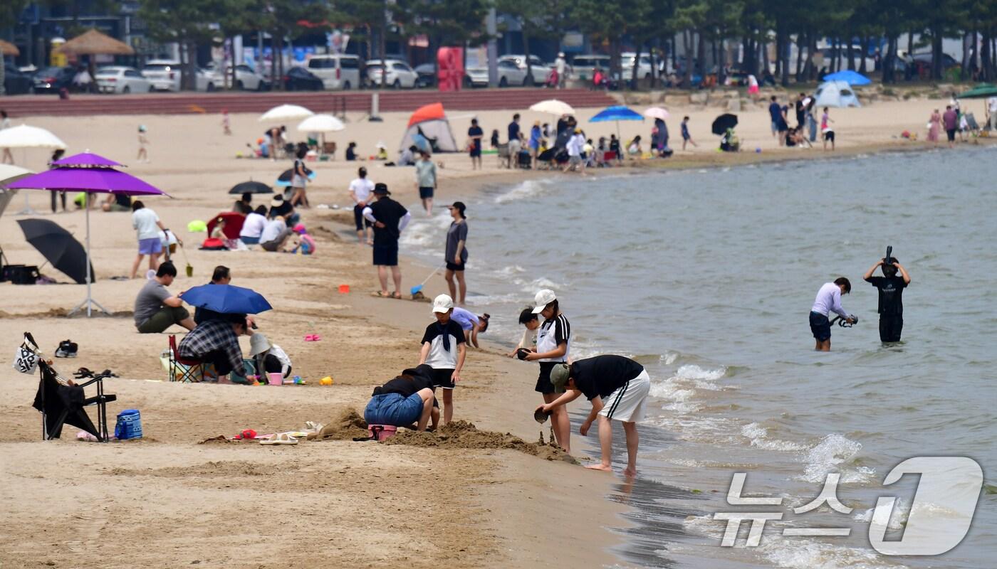 지난 8일 경북 포항시 북구 영일대해수욕장 백사장을 찾은 시민과 관광객들이 더위를 식히고 있다. 2025.6.8/뉴스1 ⓒ News1 최창호 기자