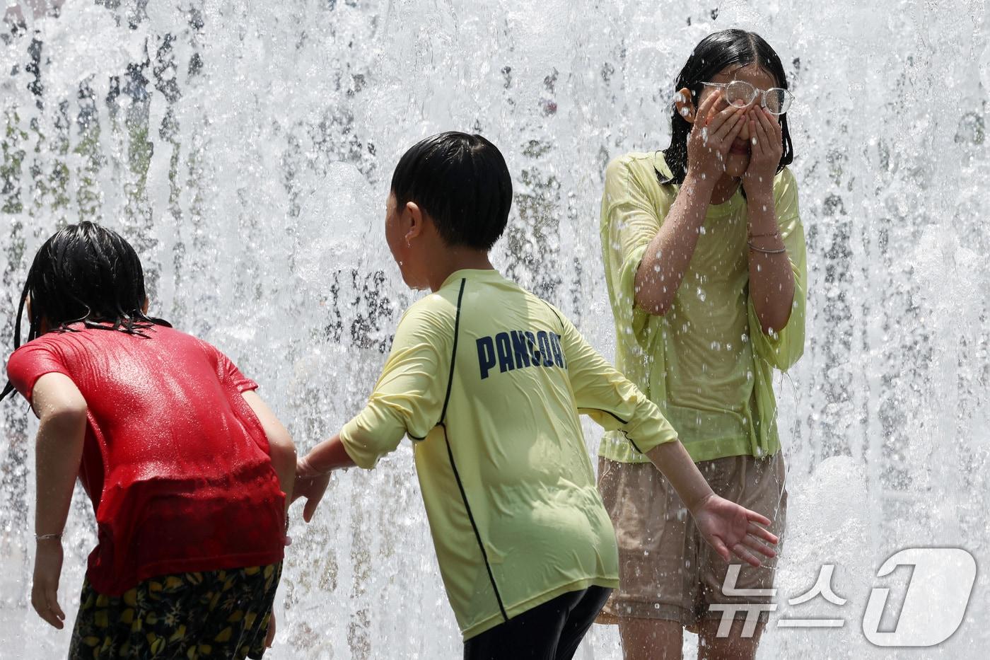 30도 안팎의 낮더위가 이어지고 있는 8일 서울 광화문광장 바닥분수에서 어린이들이 물놀이를 하며 더위를 식히고 있다. 2025.6.8/뉴스1 ⓒ News1 이동해 기자