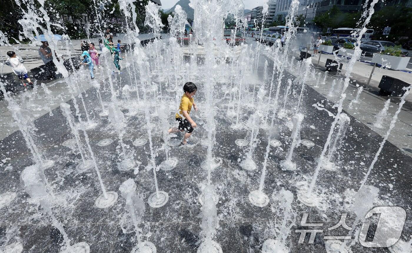 30도 안팎의 낮더위가 이어지고 있는 8일 서울 광화문광장 바닥분수에서 어린이들이 물놀이를 하며 더위를 식히고 있다. 2025.6.8/뉴스1 ⓒ News1 이동해 기자
