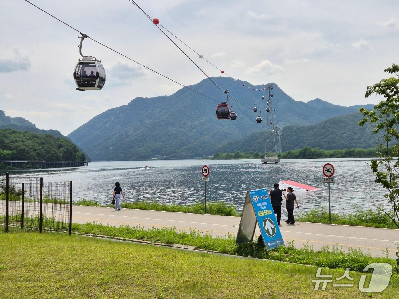 본문 이미지 - 8일 오후 강원 춘천시 춘천삼악산케이블카가 나들이객을 실어나르고 있다. 2025.6.8/뉴스1