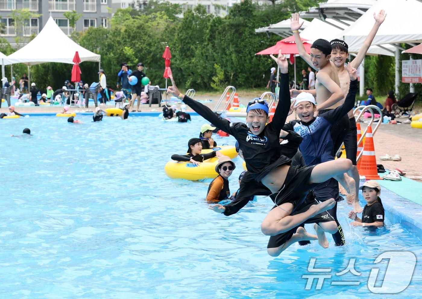 낮 최고기온이 30도를 넘으며 무더운 날씨를 보인 8일 오후 대전 대덕구 로하스산호빛공원 야외수영장에서 시민들이 더위를 식히고 있다.2025.6.8/뉴스1 ⓒ News1 김기태 기자