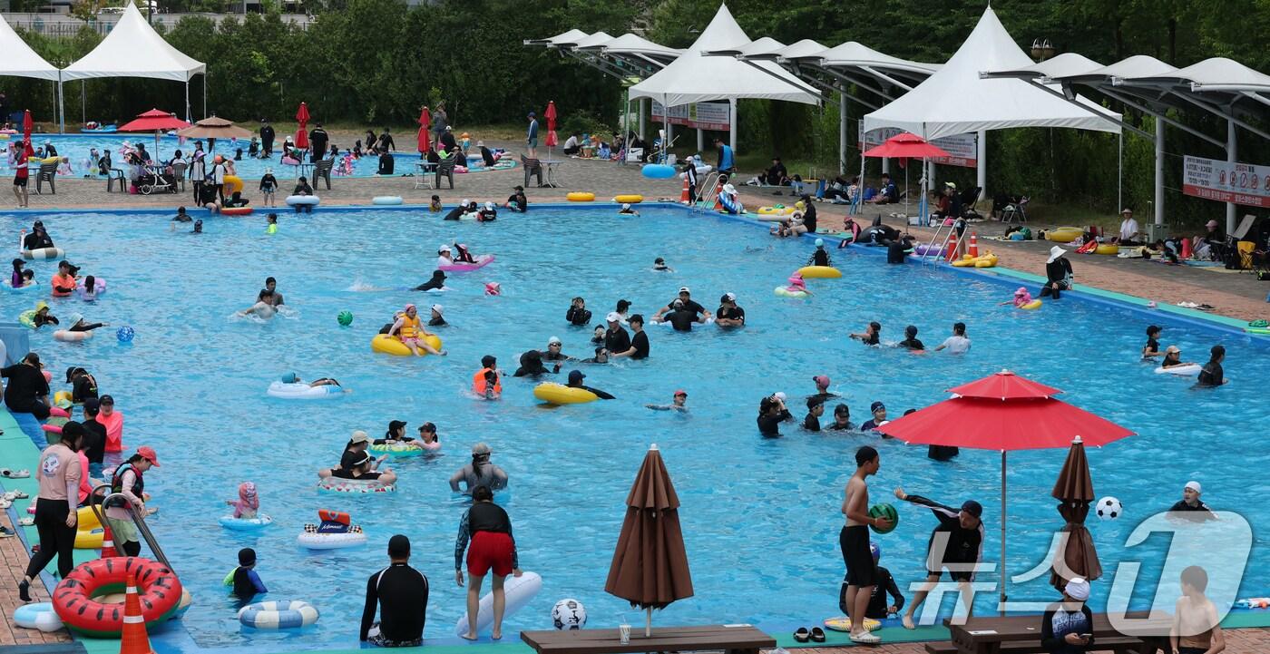 21일 대전·충남엔 최고체감온도가 33도 내외로 올라 더울 것으로 예보됐다. 대전 대덕구 로하스산호빛공원 야외수영장에서 시민들이 더위를 식히고 있다. /뉴스1 ⓒ News1 김기태 기자