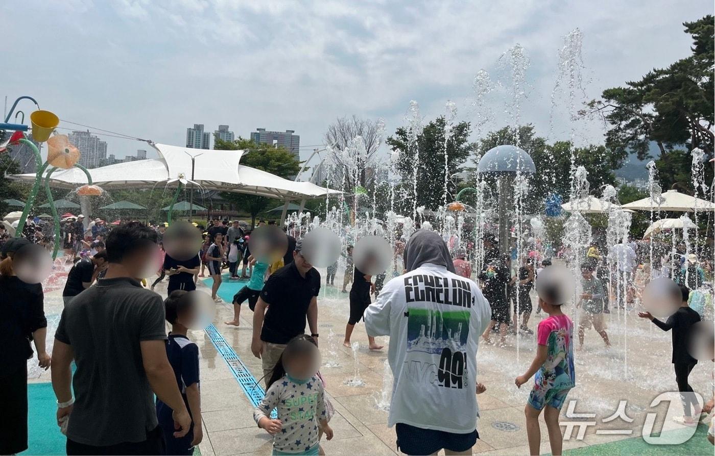 8일 오후 부산시민공원 물놀이장에서 시민들이 물놀이를 즐기고 있다.2025.6.8/뉴스1 ⓒ News1 장광일 기자