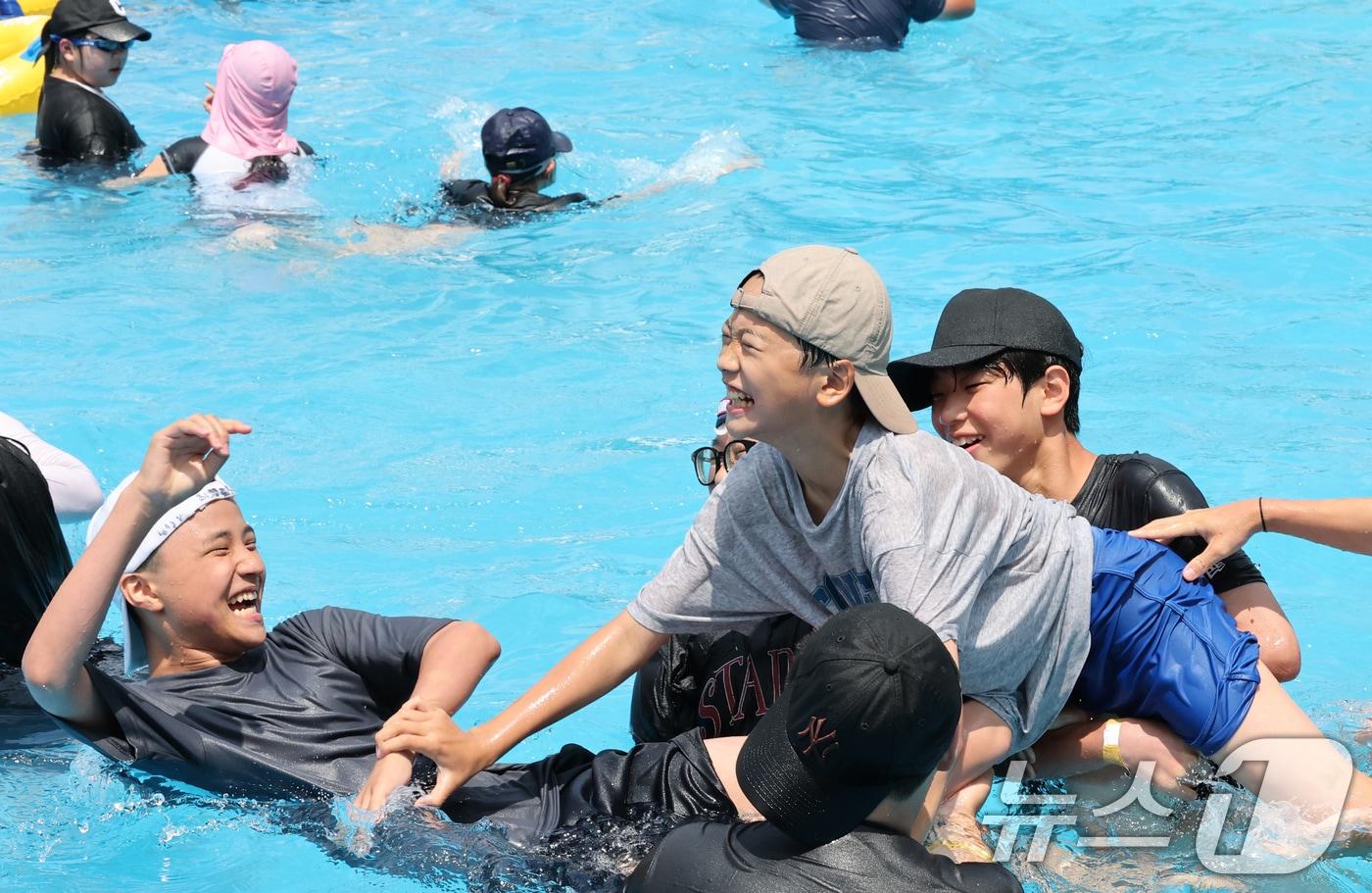  8일 오후 대전 대덕구 로하스산호빛공원 야외수영장에서 시민들이 더위를 식히고 있다. 2025.6.8/뉴스1 ⓒ News1 김기태 기자