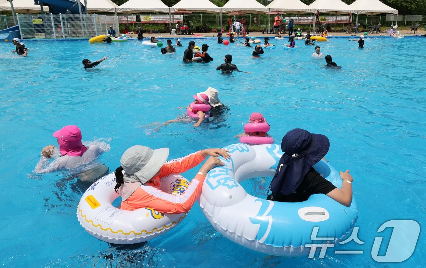 대전 대덕구 로하스산호빛공원 야외수영장에서 시민들이 더위를 식히고 있다. 2025.6.8/뉴스1 ⓒ News1 김기태 기자