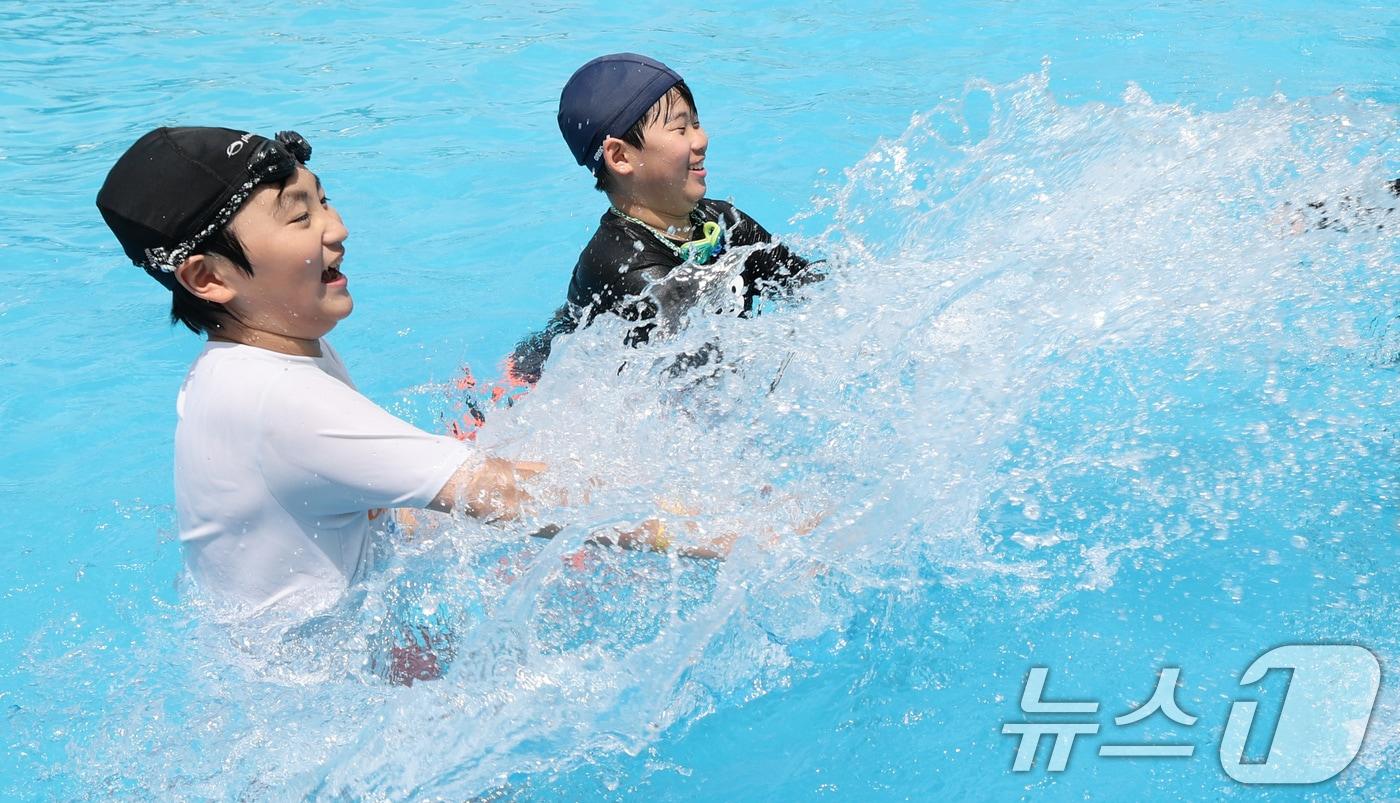 15일 대전·충남은 내륙을 중심으로 낮 기온이 30도 내외로 올라 더울 것으로 예보됐다. 대전 대덕구 로하스산호빛공원 야외수영장에서 시민들이 더위를 식히고 있다. /뉴스1 ⓒ News1 김기태 기자