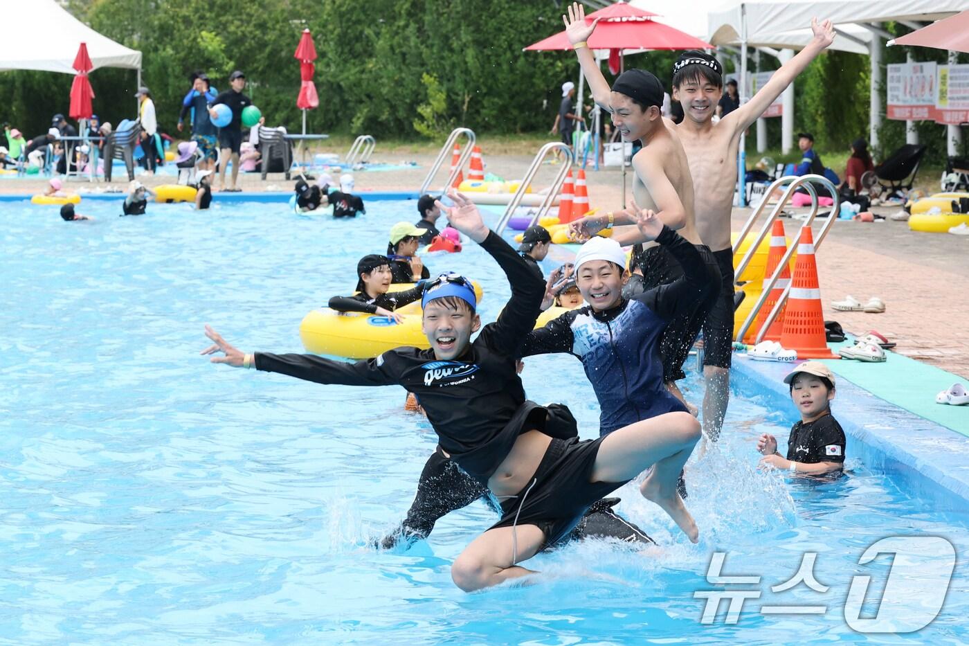 12일 대전·충남은 내륙을 중심으로 낮 기온이 30도 내외로 올라 더울 것으로 예보됐다. 대전 대덕구 로하스산호빛공원 야외수영장에서 시민들이 더위를 식히고 있다. /뉴스1 ⓒ News1 김기태 기자